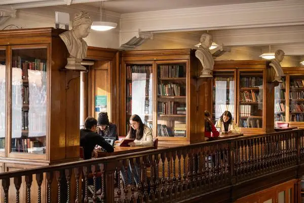 https://ednext.studytours.it/media/769708/struttura-interna-queen-mary-regno-unito-vacanze-studio-allestero.webp