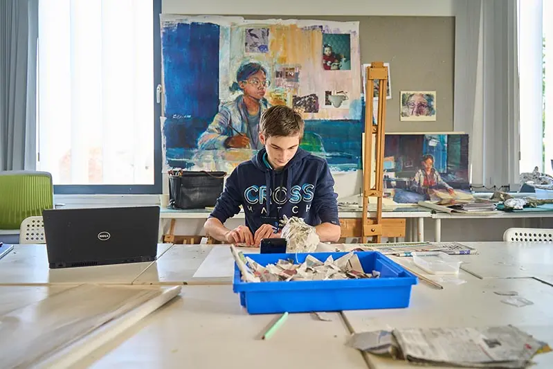 https://ednext.studytours.it/media/769713/studente-laboratorio-regno-unito-vacanze-studio-allestero.webp