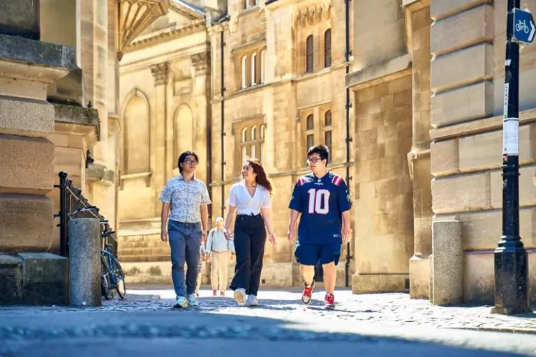 https://ednext.studytours.it/media/769716/studenti-camminano-palazzi-regno-unito-vacanze-studio-allestero.webp