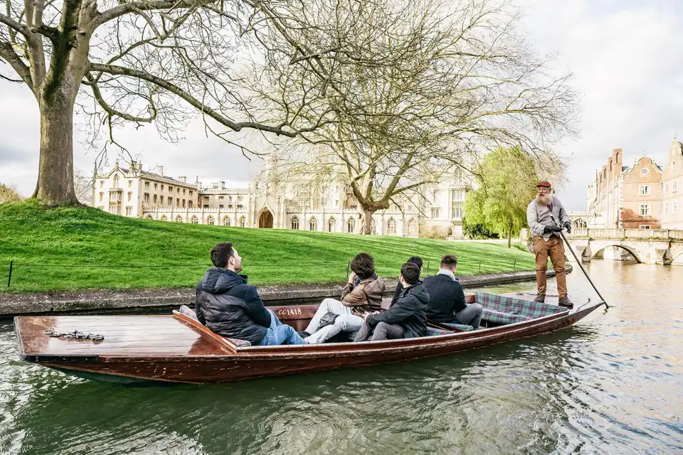 Cambridge – punting sul fiume
