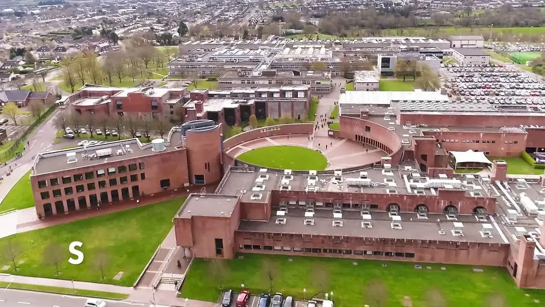 https://ednext.studytours.it/media/800280/struttura-esterna-drone-irlanda-vacanze-studio-allestero.webp