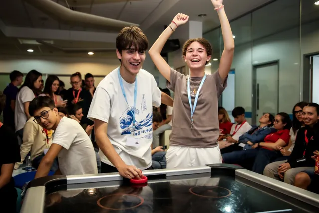 https://ednext.studytours.it/media/800293/ragazzi-giocano-parryhall.webp