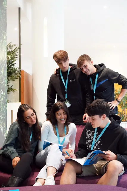 https://ednext.studytours.it/media/800295/ragazzi-sorridono-parryhall.webp