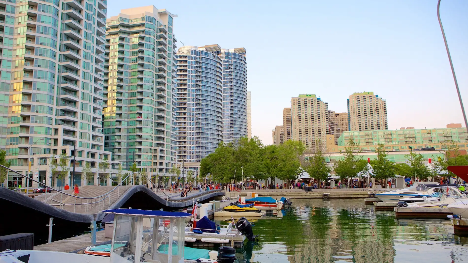 Toronto – Nathan Phillips Square, Yonge-Dundas Square, Eaton Center