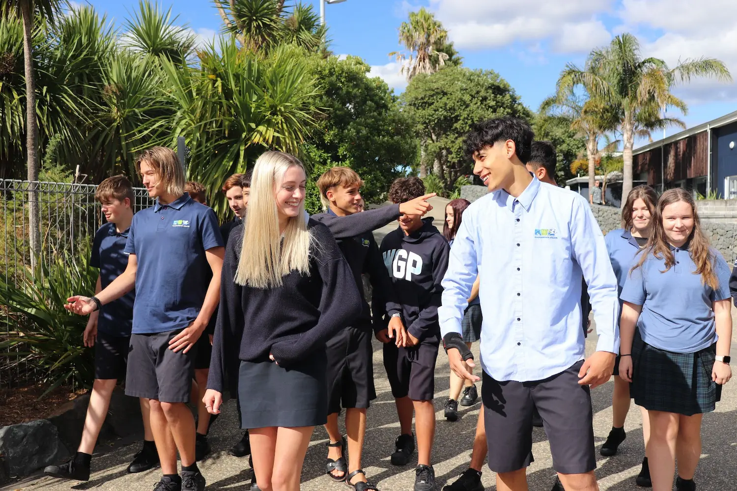 https://ednext.studytours.it/media/914977/ragazzi-passeggiano-whanghapaorao-nuova-zelanda.webp