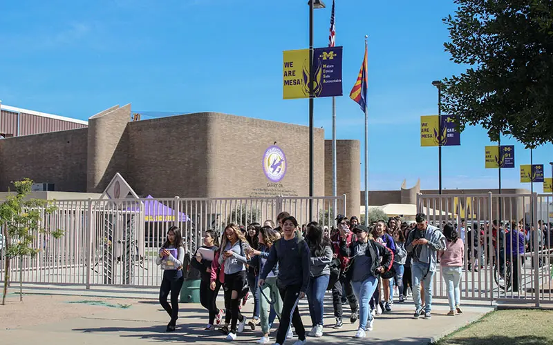 https://ednext.studytours.it/media/993366/ragazzi-escono-scuola-mesa-stati-uniti.webp