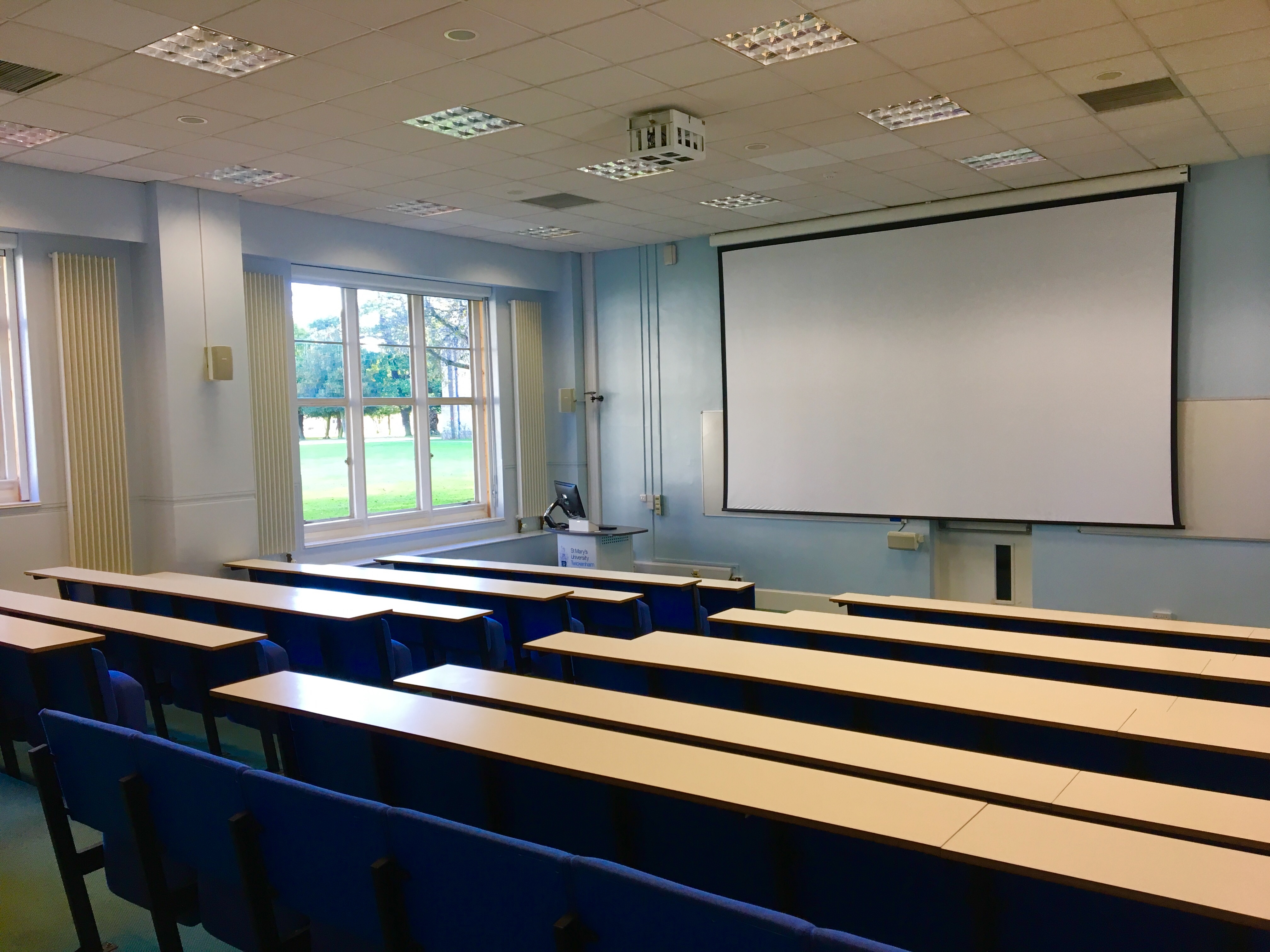 https://ednext.studytours.it/storage/10051/classroom.jpg