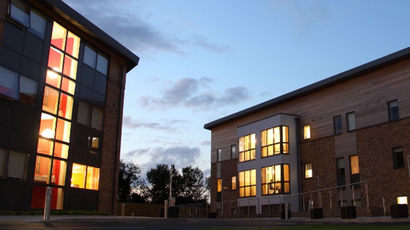 https://ednext.studytours.it/storage/15352/harcourt-800x450_1.jpg