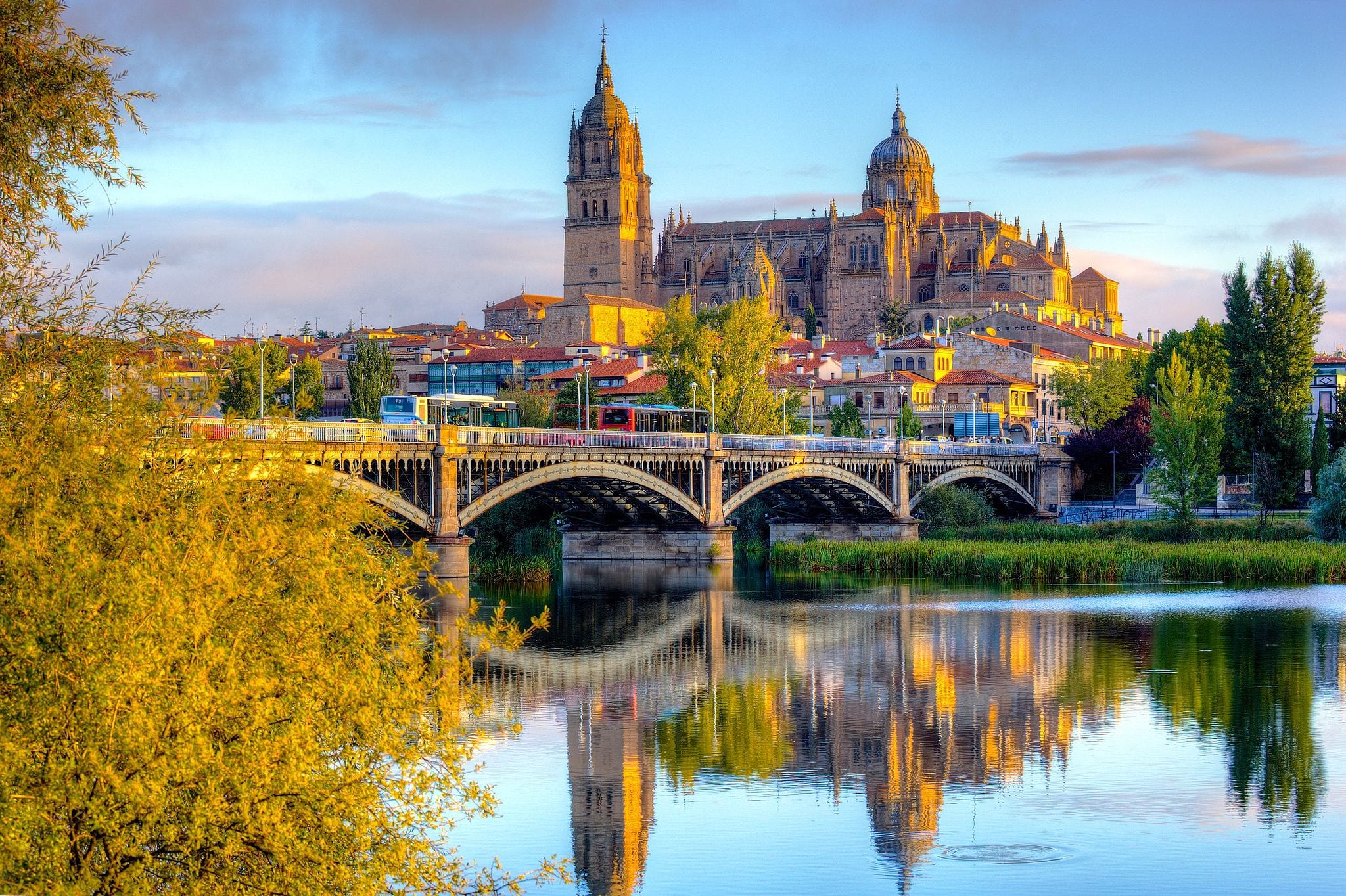 https://ednext.studytours.it/storage/15538/Salamanca_Cathedral_-_after_sunrise-2.jpg