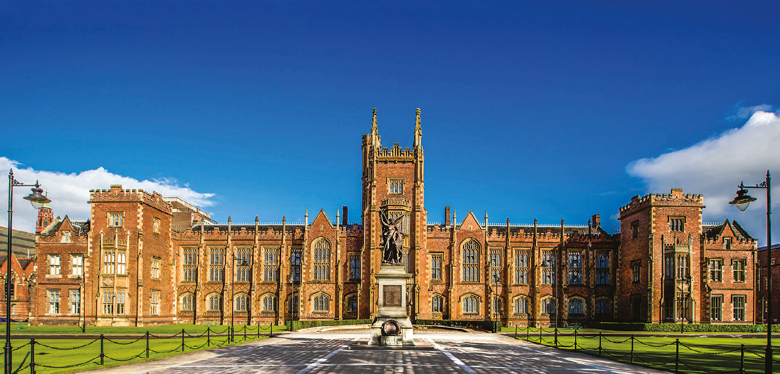 https://ednext.studytours.it/storage/2473/Queen'sUniv_Belfast.jpg