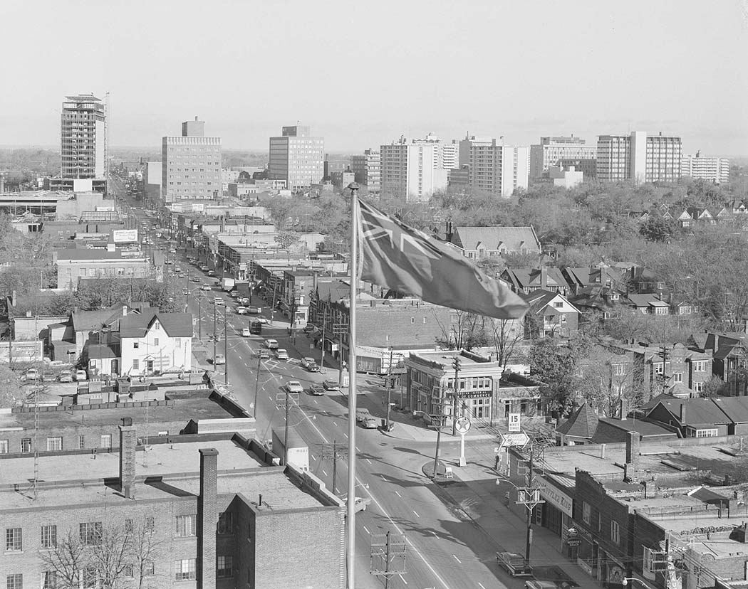 Toronto – Yonge, Dundas Square, Eaton Centre, Nathan Philips Square